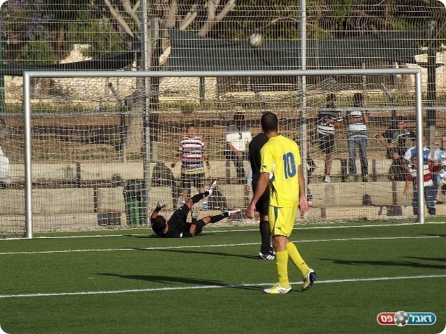 לא הספיק להתחמם. מסלם מחטיא את הפנדל (צילום: אייל אורן)