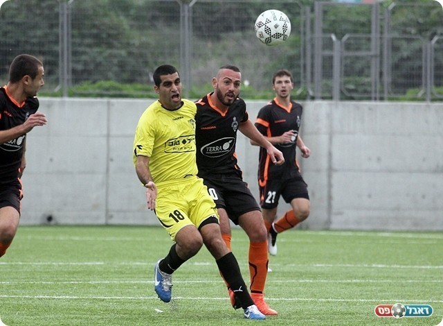 רמי צבי מנסה לעצור את ביטון (לירן דורף)