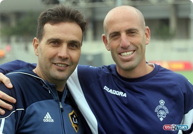 תרבות הספורט לפני הכל. רון מרקוס מאמן הבקעה(מימין) ודודו שרון יו"ר בית"ר פ"ת נפרדים כידידים (לירן דורף)