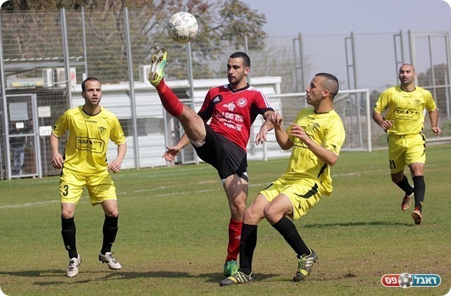 טירה נזקקה להרבה מאמץ. אבסחרה בין שחקני פ"ת (צילום: לירן דורף)