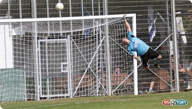 והכדור חומק מעל המשקוף