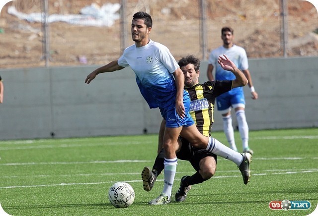 משחק אגרסיבי. בן חמו מקצץ את שימול במח' הראשונה (צילום: לירן דורף)