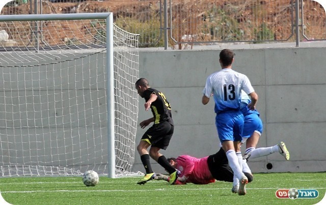 צמד לחלוץ המוכשר. קלטצקי מול השער (צילום: לירן דורף)