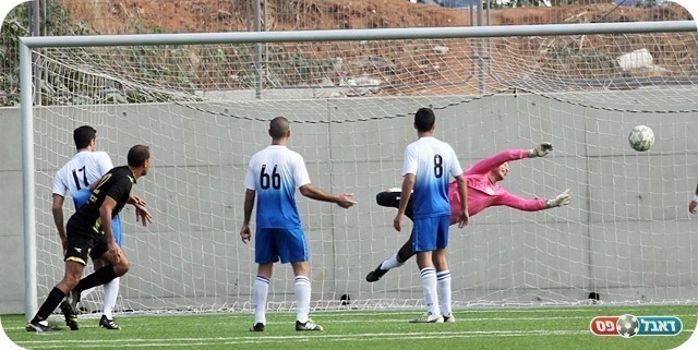 השאיר את הקרייה בחיים. גבאי נוגח ואסל מציל (צילום: לירן דורף)