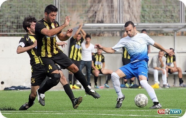 החליט שהגיע הזמן לחזור. עופרי מול שוורץ ומאיר (צילום: לירן דורף)