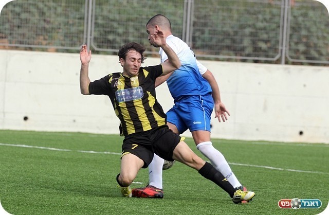 פנדל שלא נשרק. מאיר מכשיל את אלימלך (צילום: לירן דורף)