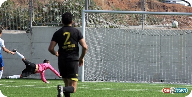 אי הבנה בהגנה. קלטצקי כובש (צילום: לירן דורף)