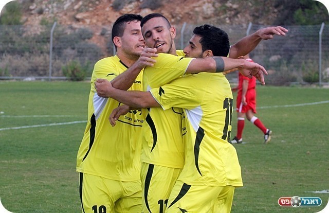 מזל טוב. שחקני פ"ת חוגגים (צילום: לירן דורף)