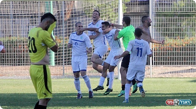 חולון חוגגת, לניב תופס את הראש (לירן דורף)