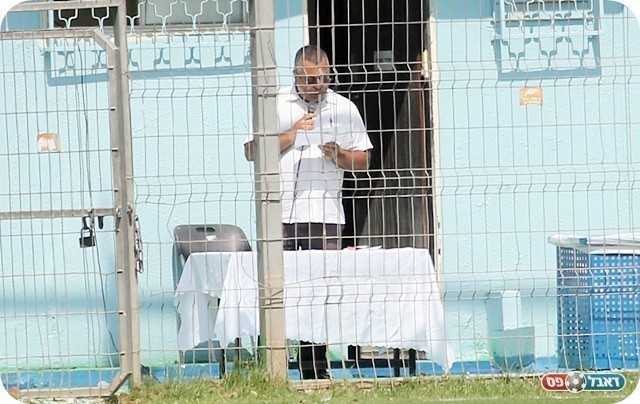 בית"ר ר"ג הצטיידה בכרוז ולא בשחקנים (צילום: לירן דורף)