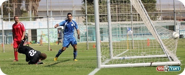 המשחק נסגר סופית. רוף רואה את הכדור של טרבלסי ברשת (צילום: לירן דורף)