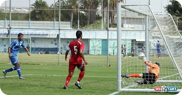 מצב ראשון לר"ג. נחום בועט ופרץ עוצר על הקו (צילום: לירן דורף)