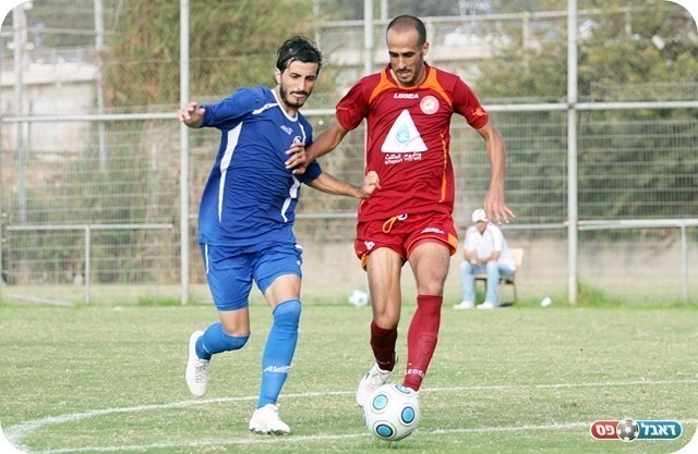 בנבחרת השנייה. אבו ראס (באדום) ורוזוליו (צילום: לירן דורף)