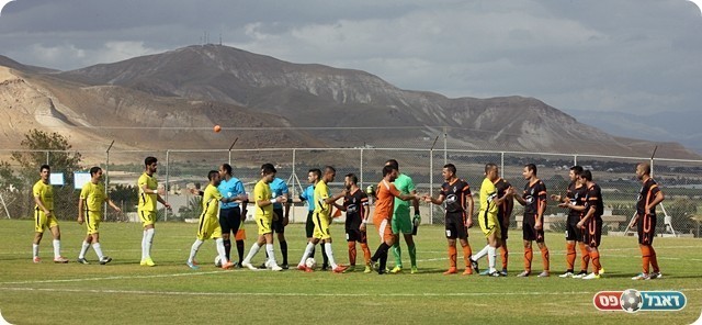 השחקנים רגע לפני הפתיחה על רקע הנוף עוצר הנשימה