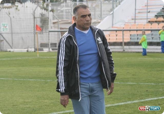 התרחק מהתחתית. מאמן צפת, איציק בוזורגי (צילום: מיכאל פישנזון)