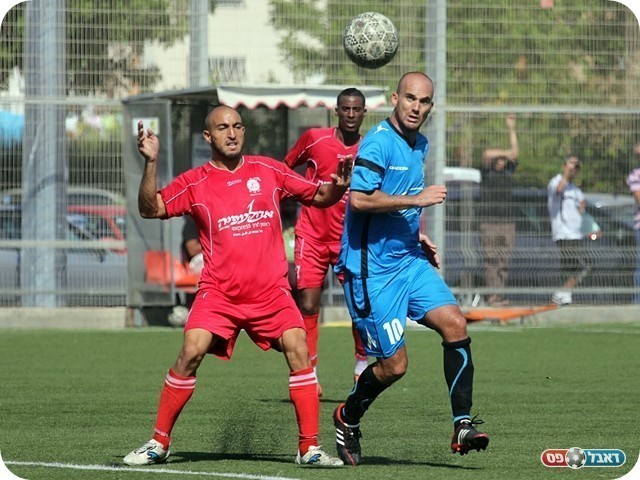 איש המשחק של יפו. יתים (באדום) ודמרי (צילום: לירן דורף)