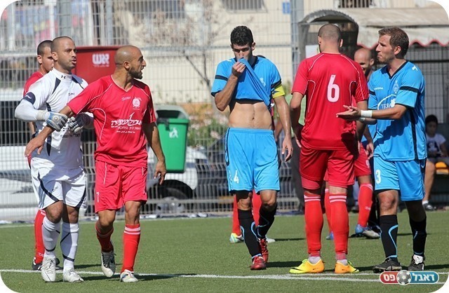 אווירה חמה. יתים מתעמת עם זאבי (צילום: לירן דורף)