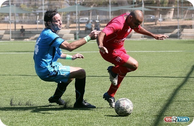 אדום מיותר. כהן מול אמסיס (צילום: לירן דורף)