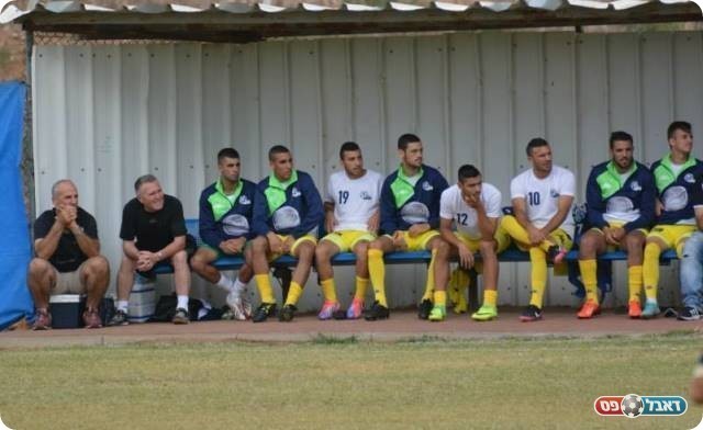 מתוחים. הספסל של קריית גת (צילום: ולדי מויסייב)