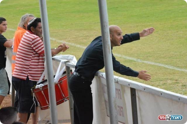 ונותן הוראות מהיציע (צילום: ולדי מויסייב)