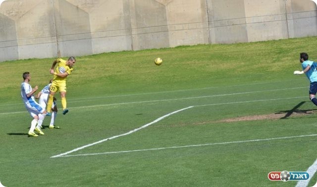 רצו לגמור את המשחק לפני המחצית. גורמזנו נוגח (ולדי מויסייב)