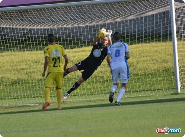 מנע שוויון. רוזנקוביץ' עוצר את הבעיטה של קבדה (ולדי מויסייב)