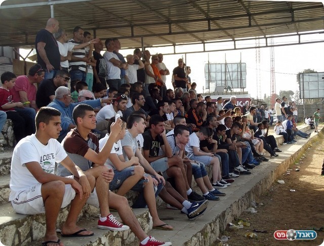 הקהל התעורר. אוהדי באר יעקב (צילום: אייל אורן)