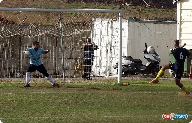 עבר לשחק כחלוץ. גבאי מחמיץ (צילום: אייל אורן)