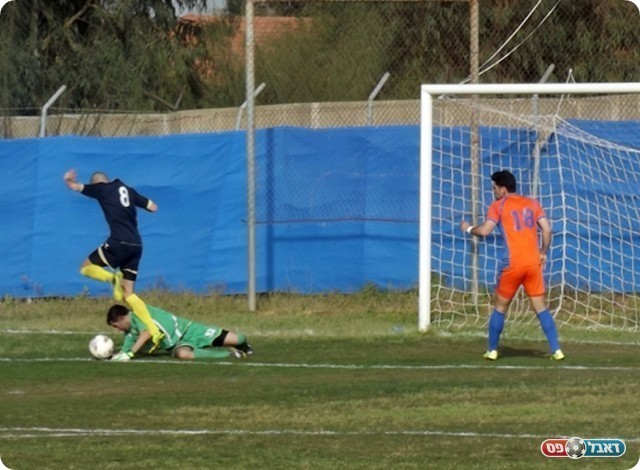 שער של בלבול. נחמני עט על הכדור הטועה (צילום: אייל אורן)