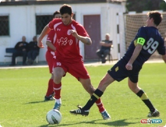 התפקיד לו זר לו. דן (באדום)במדי טבריה (צילום: עודד חסין)