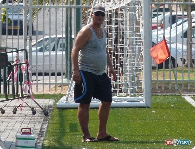 מתגעגע. דמו עם הברמודה והכפכפים