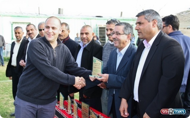 החגיגה לא פסחה על אנשי ההתאחדות. קמר מקבל שי (צילום: אנס אבודעבס)