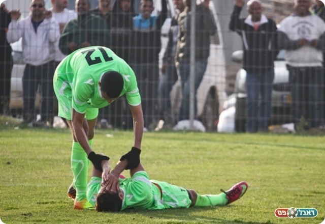 ועבד אבוצהיבאן מנחם אותו (צילום: אנס אבודעבס)