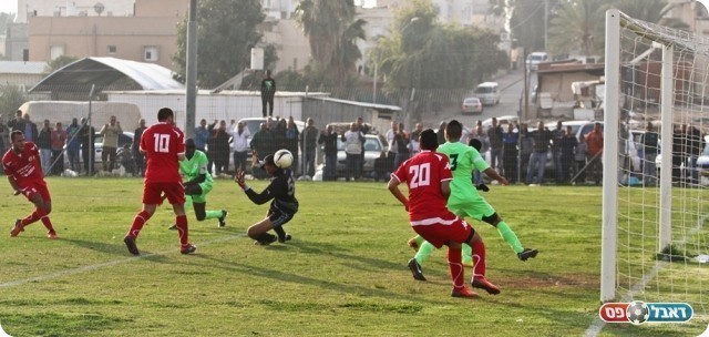 קבוצה אחת על המגרש. סוויסה כובש (צילום: אנס אבודעבס)