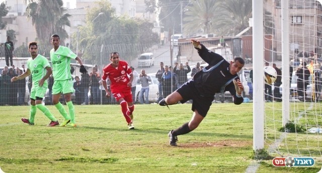 שער עצמי אומלל. מויאל משקיף בכדור בדרך לרשת (צילום: אנס אבודעבס)