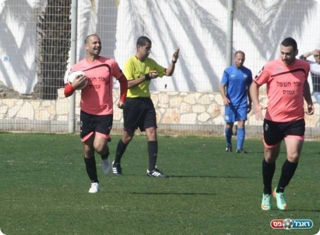 שוויון דרמטי. בן סימון חוגג (צילום: מיכה פישנזון)