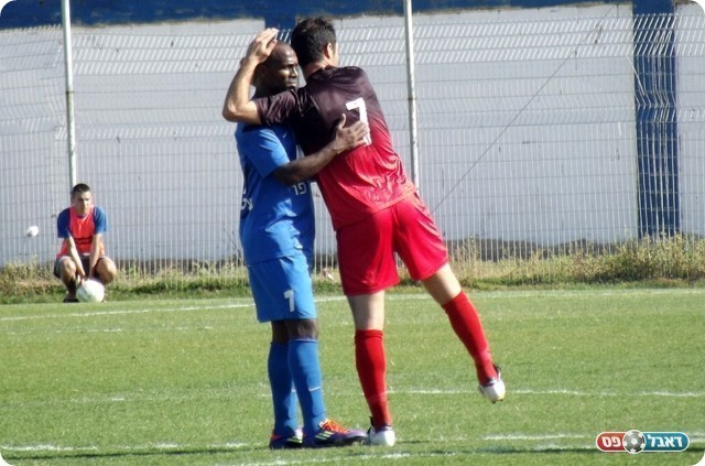 חזר לשחק. פדידה מתקבל בברכה ע"י טייה (אייל אורן)