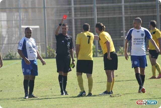 מכבי בנחיתות מספרית. האדום של כהן (צילום: מיכה פישנזון)