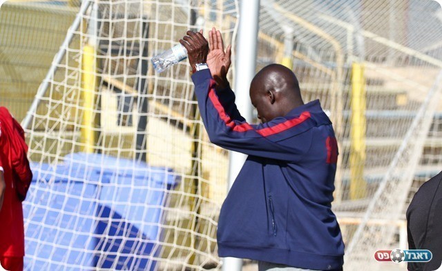 למרות ההפסד,  מודה לקהל. אלסנע (צילום: אנס אבודעבס)