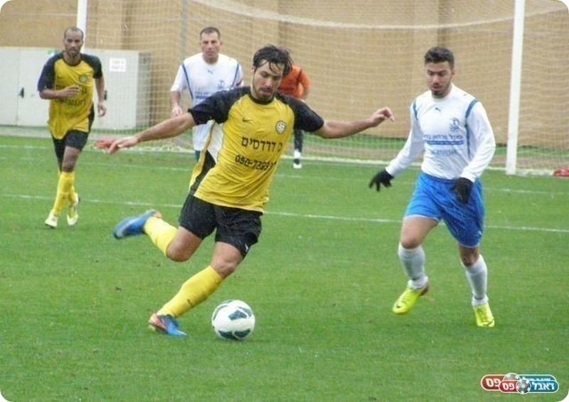 דרבי מעניין בעכו. אלון זיו ממכבי (בצהוב) (אמיר שיבי)