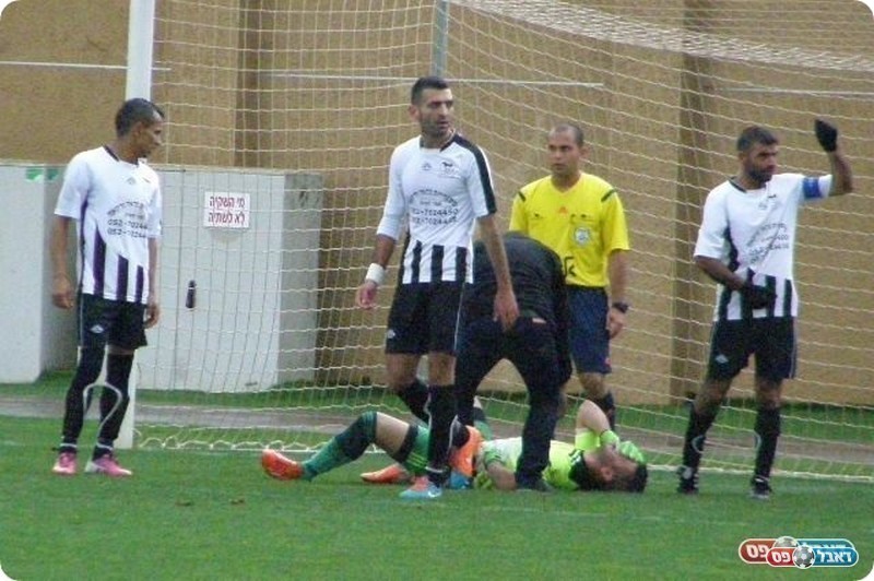 בחוץ נגד סגנית המוליכה. שחקני בני סמיע (אמיר שיבי)