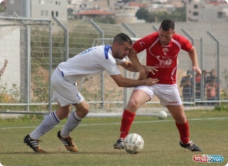 נאבקים על הסגנות. אופיר חלוואני מכפר קאסם (באדום) ודוד אפנג'ר מקרית אונו (תאמר סרסור)