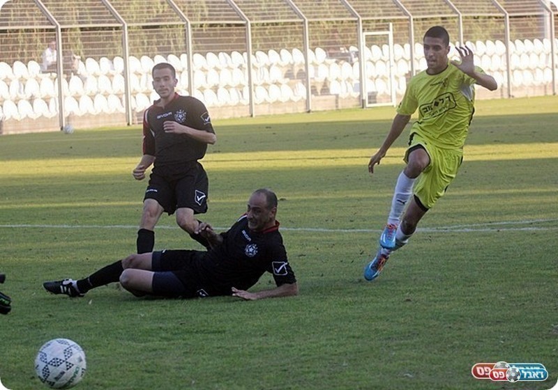 עמית ערוסי מבית"ר פ"ת (בצהוב). משחק לא קל בכפר יונה (לירן דורף)