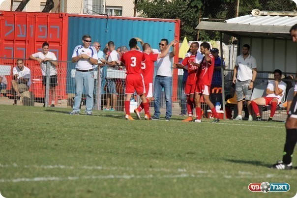 כבש ורץ לקבל חיבוק מפישל. גרינדרפר (אנטולי רובינסקי)
