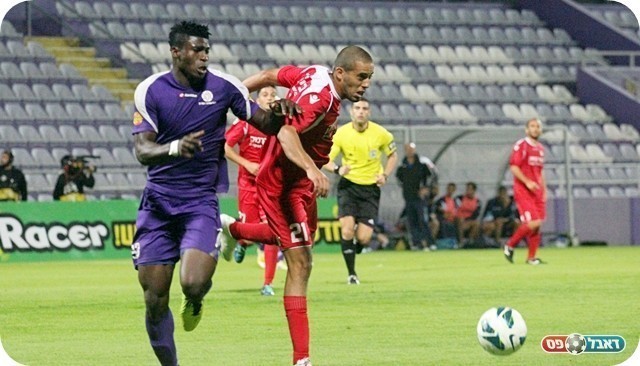 הכח לחצה. קהינדה חוטף מלןי (צילום: לירן דורף)