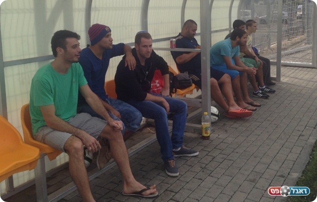 יותר שחקנים על הספסל מאשר על המגרש. הספסל של פרדס כץ (צילום: אלי שמואלי(