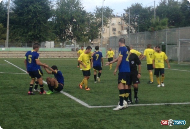 שחקני יפו טוענים לפנדל (צילום: אלי שמואלי)