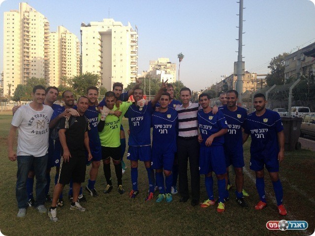 חוגגים זכייה בגביע (צילום: אלי שמואלי)