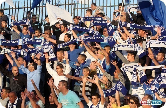 מתאמצים לגייס כספים. אוהדי שעריים (צילום: לירן דורף) 