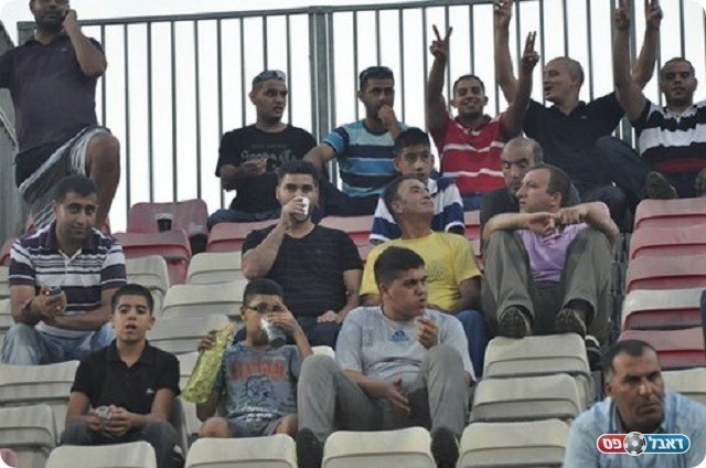 אוהדים נפלאים. אוהדי מכבי פחם (צילום: מוחמד חאדר אניס)